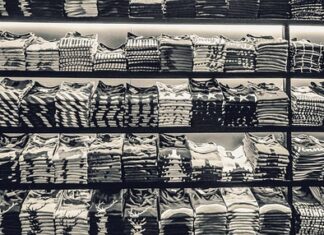 Jak przechowywać T-shirty w szafie?