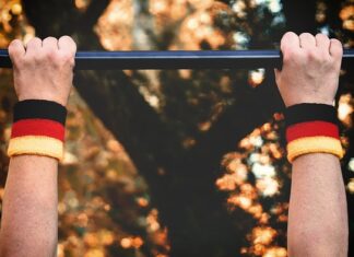 Czy podciąganie na drążku obciąża kręgosłup?