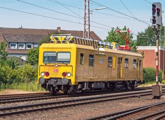 Jak zamontować pantograf do szafy?