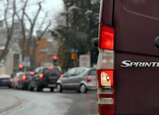 Jak wyjechać autem z salonu?